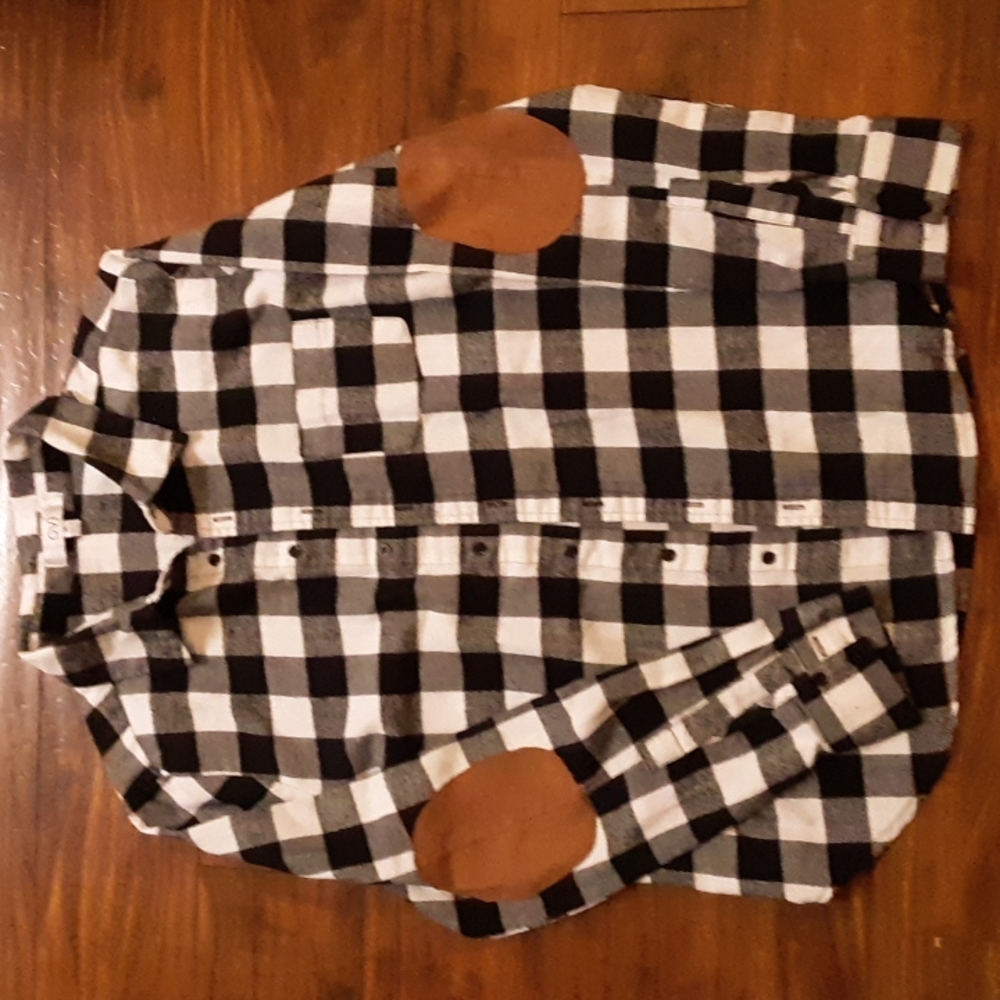 Black and white plaid shirt sz medium
